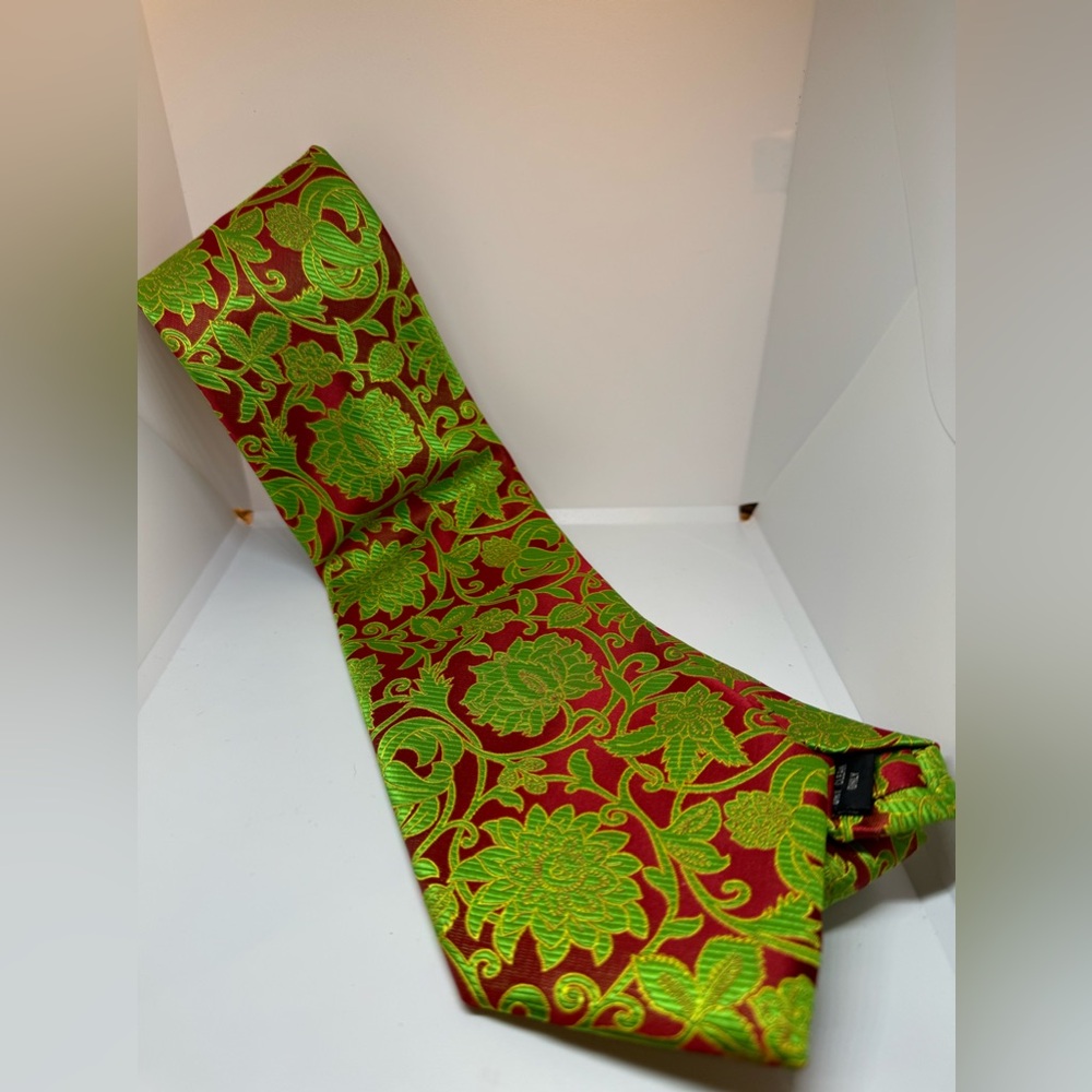 Verse 9 tie; used very lightly